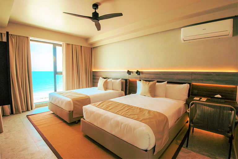Deluxe Room Swim Up